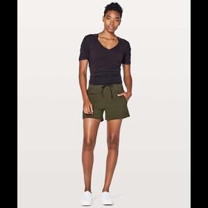 Lululemon Shorts Women Size 4 In-Form Luxtreme Four Way‎ Stretch Drawstring